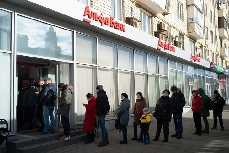 Largas filas en los bancos en Moscú para retirar depósitos.