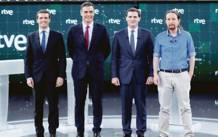 Cuatro por el poder. Pablo Casado, Pedro Sánchez, Albert Rivera y Pablo Iglesias, candidatos del PP, el PSOE, Ciudadanos y Podemos, respectivamente, antes del debate de anoche en la Radio y Televisión Española.