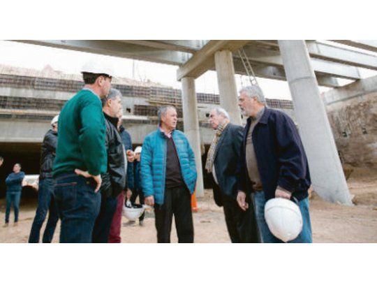 Planteo. Durante una recorrida por las obras de cierre del anillo de Circunvalación, Schiaretti volvió a pedir el traspaso de AySA y habló del FMI.