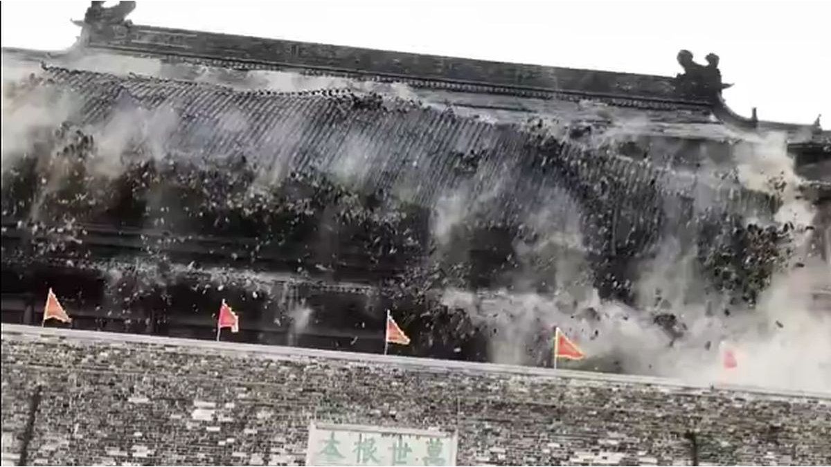 A 650 -year historical tower collapsed in China and almost causes a tragedy