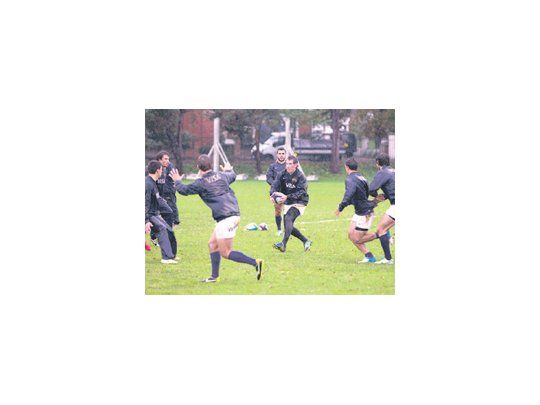 Santiago Fernández en pleno entrenamiento de Los Pumas con vistas al partido del sábado ante Inglaterra.