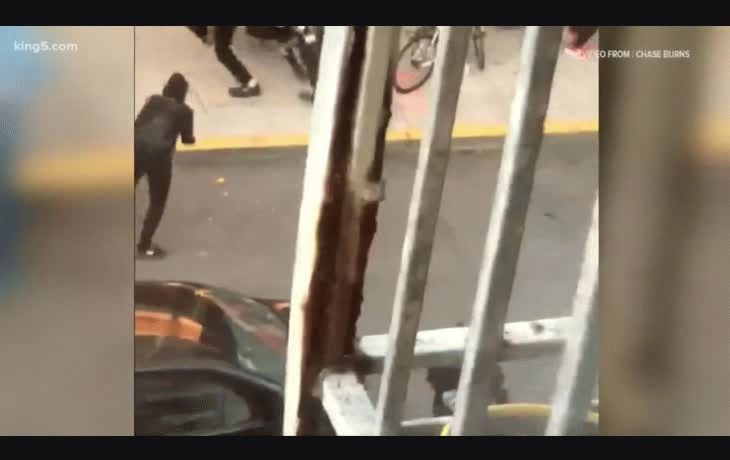 Un hombre de unos 20 años que estaba manifestándose resultó herido de bala y fue transportado al hospital, donde se mantiene estable