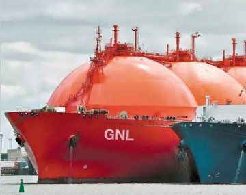 El Gobierno aún no tiene cerradas las compras de GNL necesarias para cubrir la demanda invernal. Pero en comparación con la crisis energética de 2022, la Argentina llega a este escenario con una posición relativamente más sólida. El Gobierno aún no tiene cerradas las compras de GNL necesarias para cubrir la demanda invernal. Pero en comparación con la crisis energética de 2022, la Argentina llega a este escenario con una posición relativamente más sólida.