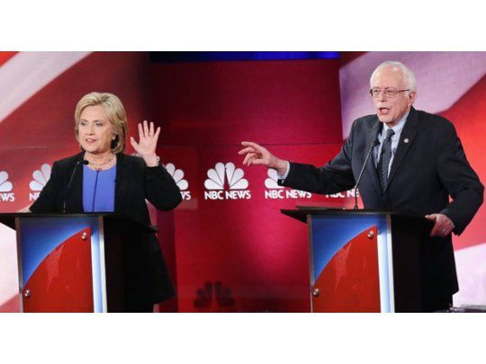 Hillary Clinton y Bernie Sanders en un debate televisivo.