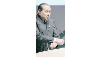 «Así me quieren ver los fiscales», dijo Silvio Berlusconi, simulando tener sus manos esposadas, durante una reunión con empresarios. Sus dardos contra los magistrados cayeron muy mal en la audiencia.