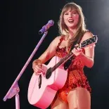 Taylor Swift es la artista más joven en ser incluida en el Salón de la Fama de los Compositores. Taylor Swift es la artista más joven en ser incluida en el Salón de la Fama de los Compositores.