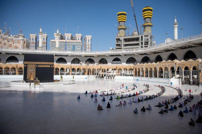 Distancia social en la oraci&oacute;n del domingo en la Gran Mezquita de La Meca, en Arabia Saudita.