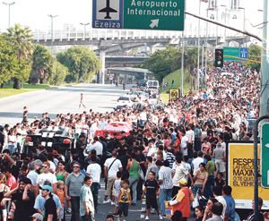 Más de 300 mil personas se acercaron al Obelisco para observar la largada del Dakar. Incluso, algunos fanáticos invadieron la autopista Riccheri para acercarse a los vehículos.