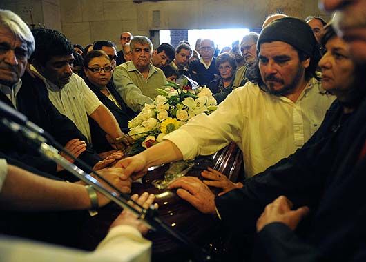 Entre lágrimas y aplausos, despidieron los restos de Mercedes Sosa (foto 7)