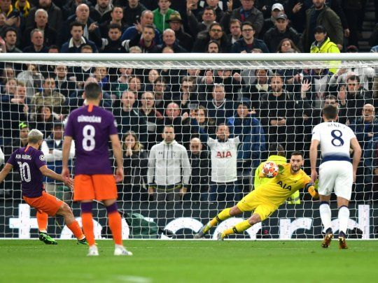 Hugo Lloris adivina la punta a la que pateó Sergio Agüero y contiene el penal de Manchester City cuando el partido estaba empatado sin goles.