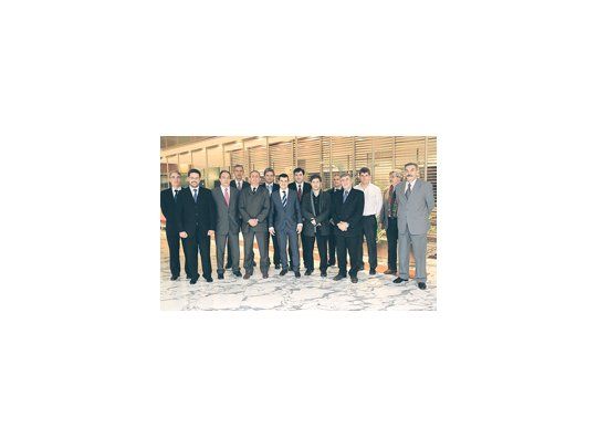 El nuevo directorio de YPF brindó la primera foto de familia. De izq. a der.: Carlos Alfonsi, José Brizuela, Oscar Crettini, Fernando Dasso, Walter Vázquez, Gustavo Nagel, Miguel Galuccio, Roberto Ivovich, Axel Kicillof, Fernando Giliberti, Héctor Valle, Sebastián Utchitel, Eduardo Basualdo, Oscar Laboglia.