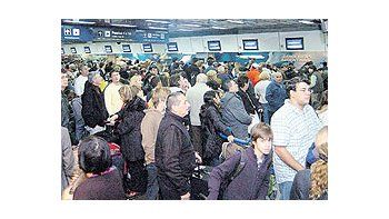 ámbito.com | Ayer hubo nuevamentedemoras en variosvuelos de Aerolíneas.Otros fueronreprogramados y lospasajeros esperaroncomo pudieron.