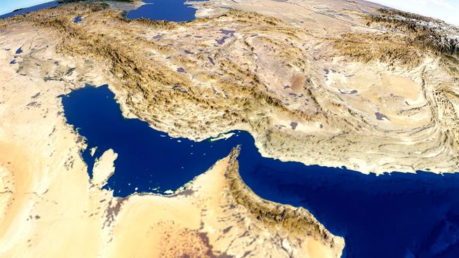 El Estrecho de Ormuz es un canal angosto que une el sur de Omán con el norte de Irán. Constituye la única vía para transportar petróleo desde el Golfo Pérsico hacia el resto de los océanos.