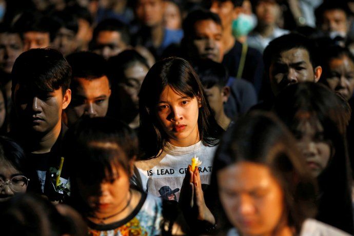 La noche del domingo, miles de personas rezaron y prendieron velas frente al centro comercial.