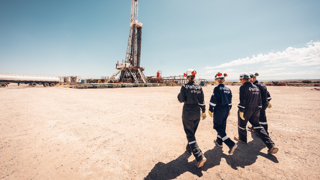Pampa Energía conectará otros 24 pozos para alcanzar una producción de 20.000 barriles por día y proyecta alcanzar los 45.000 barriles para 2027.