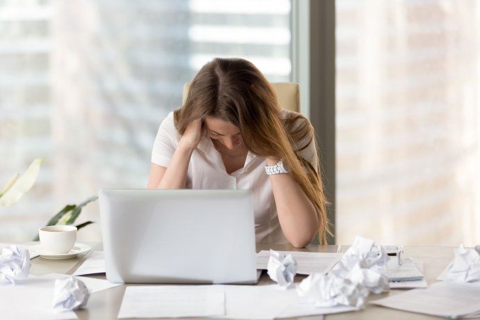 El burnout también incluye despersonalización y una bajo rendimiento laboral.