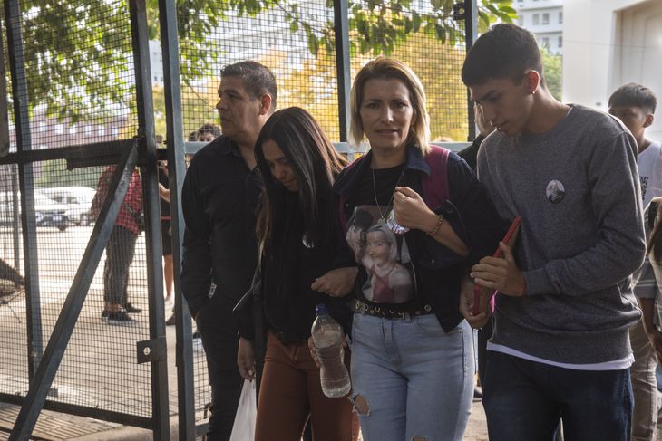 Cintia López, madre de Lucas González antes de entrar al juzgado.