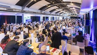 En el Santa Fe Business Forum se llevan adelante rondas simultáneas de negociación entre compradores y vendedores. Cada escritorio representa a una empresa extranjera.
