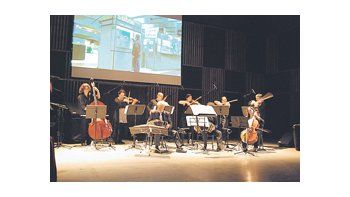 ámbito.com | La formación tanguera de Juan José Mosalini interpretó el tango de Tarantino «Ciudad triste» antes de la presentación de las piezas de Piazzolla y del anuncio del acuerdo de cooperación e intercambio entre París y Buenos Aires.