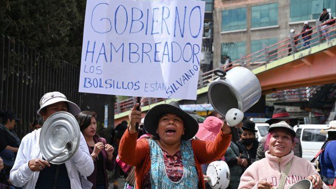 La población pide alimentos, gasolina y dólares a días de las elecciones.