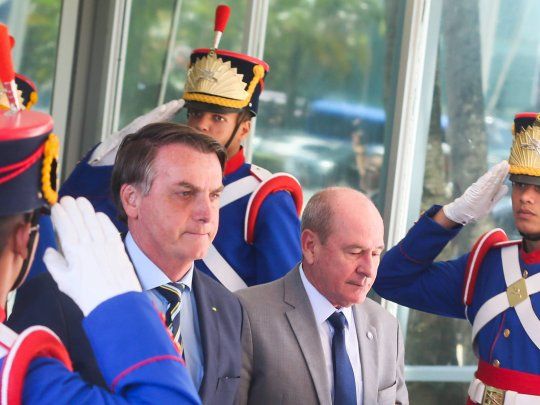El ministro de Defensa estuvo en contacto no solo con Bolsonaro sino tambi&eacute;n con un empleado contagiado con coronavirus.