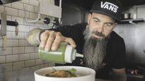 Chef. Pedro Demuru, de Rada Beach, es uno de los creadores de alta cocina que apuestan a la gastronomía de bosque y de mar en la ciudad de Pinamar. Demuru, además, abrirá su restaurant en el balneario de Kota Beach.