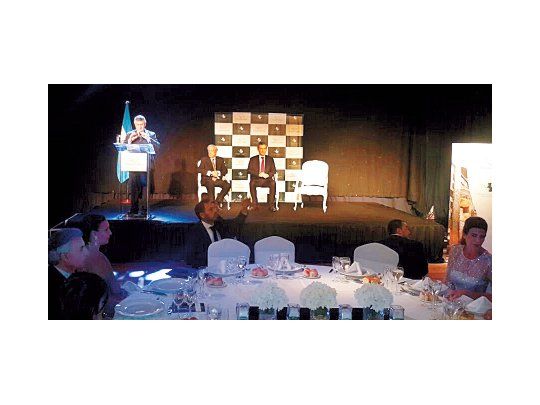 Macri y Vargas Llosa escucharon a Gerardo Bongiovani, de la Fundación Libertad. En la mesa esperaba la primera dama, Juliana Awada.
