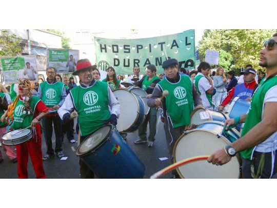 Trabajadores nucleados en ATE realizan la medida de fuerza por reclamos salariales y laborales