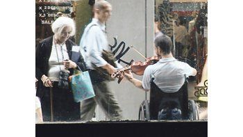 Pese a sus antojos de estilo («para evitar lo obvio») y persistentes desinformaciones, el documental de Sebastián Martínez «Centro» logra describir la cotidianeidad del microcentro.