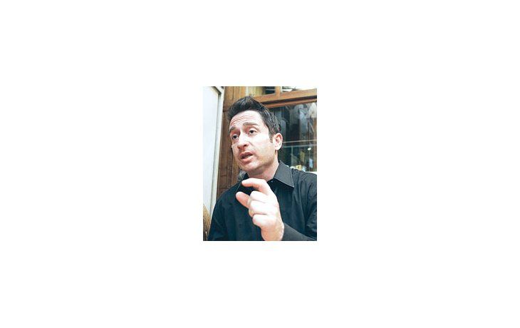 Alejandro Paker: «La cultura del reality show está distorsionando muchas cosas. Hoy parece que rinde más desafinar que cantar bien».