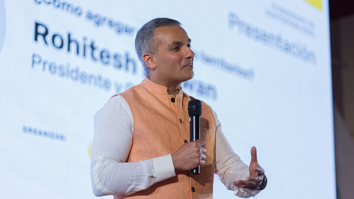 “En contextos donde el Estado es ineficaz, a menudo una empresa minera responsable provee agua, construye escuelas y financia hospitales”, afirmó Ro Dhawan, al explicar cómo una minería responsable puede ser un pilar de estabilidad social. “En contextos donde el Estado es ineficaz, a menudo una empresa minera responsable provee agua, construye escuelas y financia hospitales”, afirmó Ro Dhawan, al explicar cómo una minería responsable puede ser un pilar de estabilidad social.