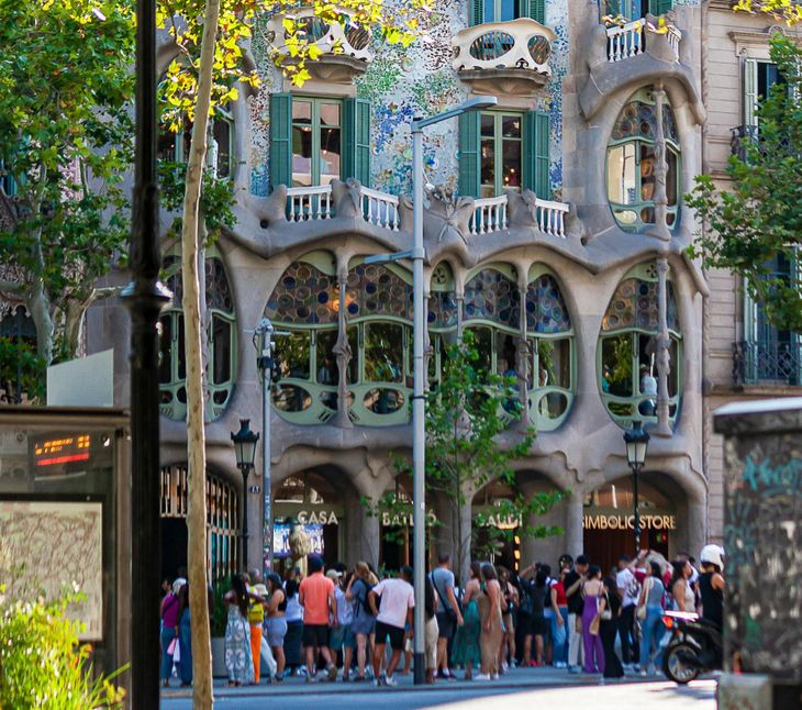 Miles de turistas se congregan cada día frente a la Casa Batlló, el edificio de Gaudí ubicado en el número 43 del Paseo de Gràcia y uno de los íconos más visitados de Barcelona Miles de turistas se congregan cada día frente a la Casa Batlló, el edificio de Gaudí ubicado en el número 43 del Paseo de Gràcia y uno de los íconos más visitados de Barcelona