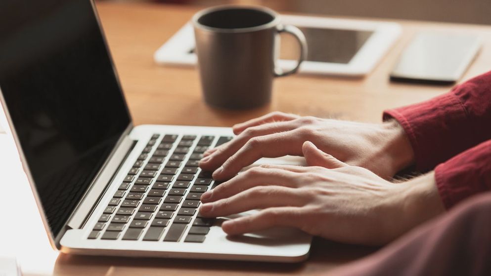 La computadora es una herramienta esencial para muchos trabajadores. 