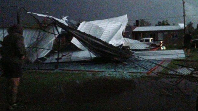 Un fuerte temporal afecto a la localidad y provocó destrozoso en 40 casas.