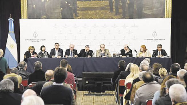 fondo. Legisladores del oficialismo en la reunión con empresarios que se realizó en el Congreso.