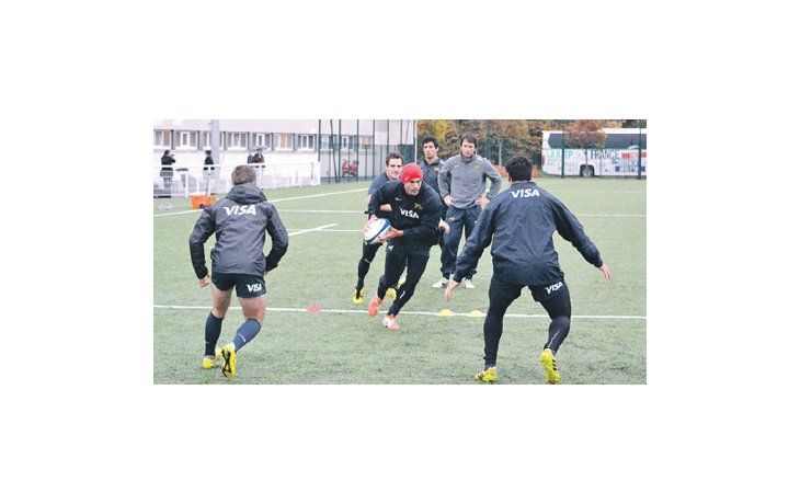 ámbito.com | Juan Martín Hernández en el entrenamiento que efectuaron ayer Los Pumas con vistas al test ante Francia.