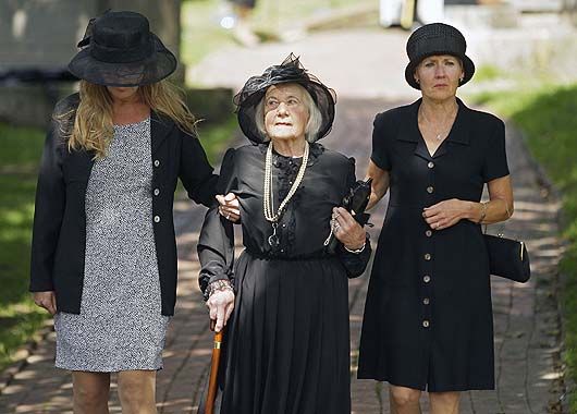 La hija de Henry Allingan asiste al funeral