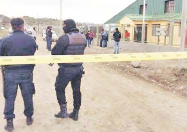 Poco antes de las 8, un grupo de jóvenes atacó a pedradas a una escuela en el barrio de Malvinas. El episodio fue tildado de vandalismo por autoridades locales, que le quitaron trascendencia política.