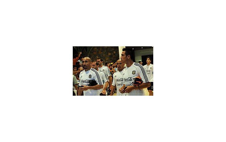 Los jugadores, cuando se retiran del hotel en Barranquilla.