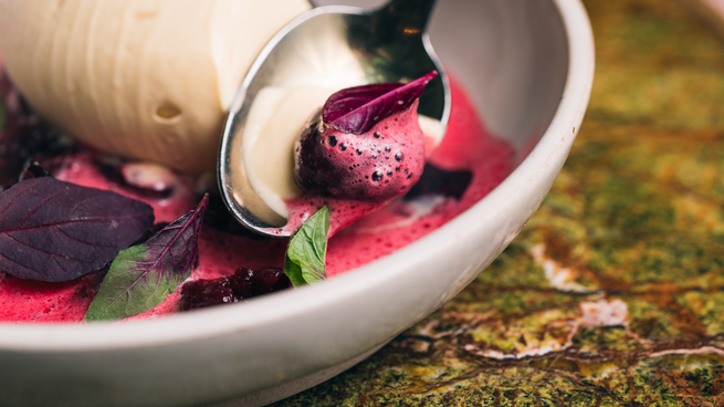 Casa Cavia - Helado de sambayón con amarenas y cerezas en converva.png