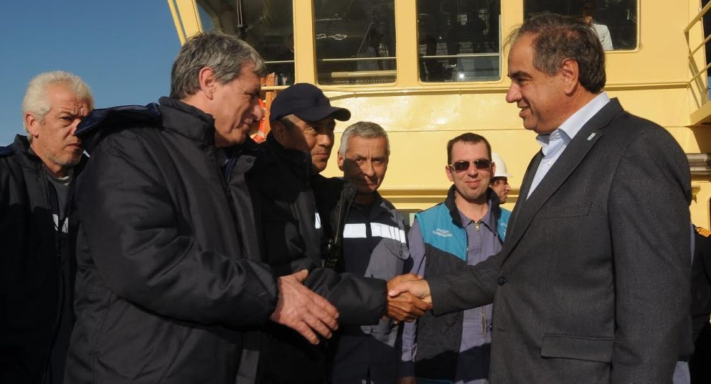 El ministro de Defensa, Julio Martínez, visitó la embarcación en los astilleros Tandanor.