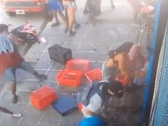 Las c&aacute;maras de seguridad captaron el momento del saqueo en el supermercado de Pergamino.
