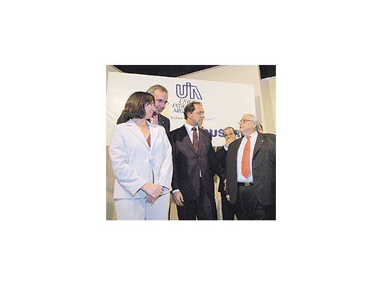 Felisa Miceli y Daniel Scioli conversan con Federico Nicholson (azucareros) y Héctor Méndez (titular de la UIA) en la previa al acto por el Día de la Industria. La ministra prometió de nuevo «dólar flexible y competitivo ».