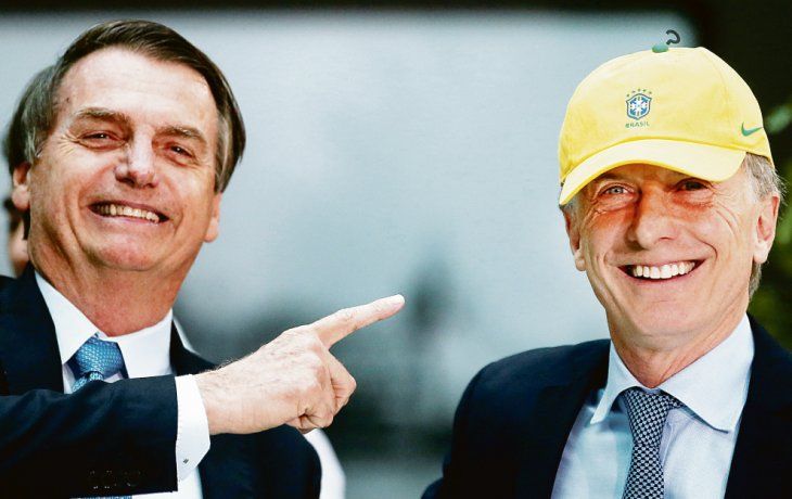 Visita. Jair Bolsonaro le regaló a Macri, una camiseta con su nombre y una gorra de la selección brasileña.&nbsp;