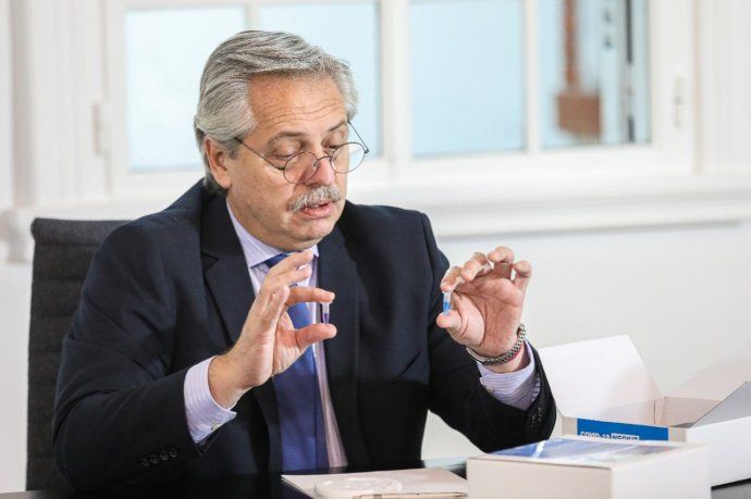 El Presidente muestra los elementos del kit.