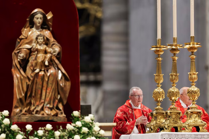 Los cardenales cardenal Parolin Giovanni Battista Re, en la Bas&iacute;lica de San Pedro en la misa de esta ma&ntilde;ana.