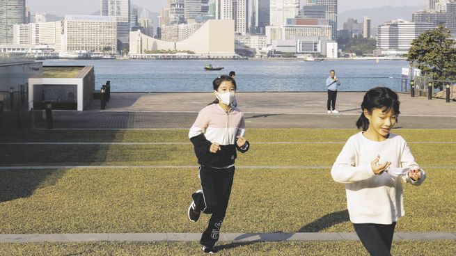 Rebrote. Los contagios de coronavirus pusieron en vilo al globo entero tras nuevas medidas del gigante asiático.