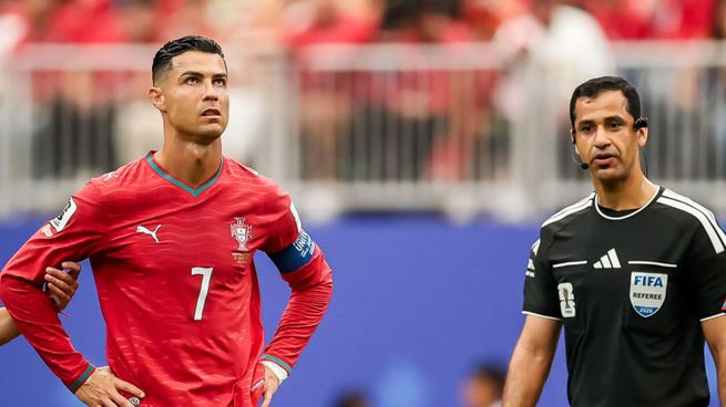 El delantero luso se lamenta tras el final del partido ante Congo.