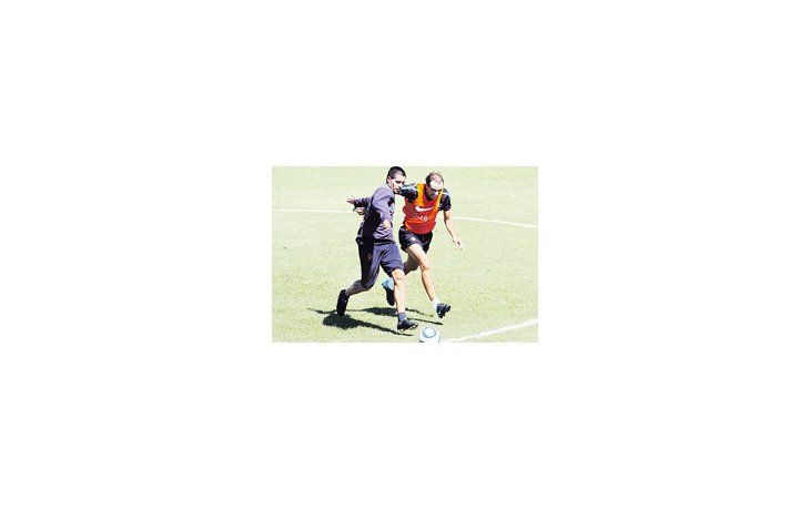 Riquelme gambetea a Somoza, que no jugará por estar suspendido. Román volvería a ser titular el domingo ante Olimpo.