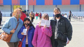 Miles de adolescentes comenzaron a recibir sus vacunas contra el Covid-19 en Provincia y CABA